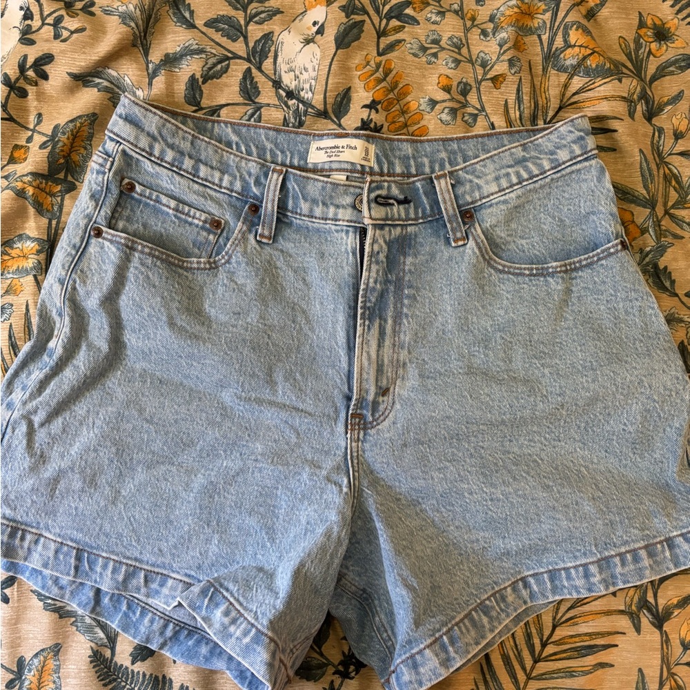 ABERCROMBIE - Curve Love the dad short. Worn once, size 31.